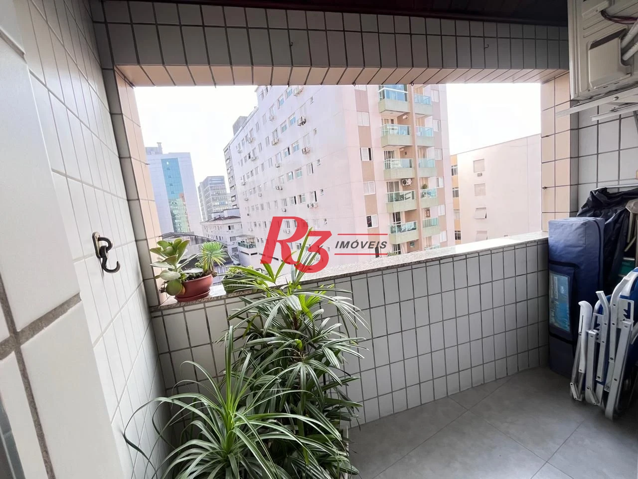 Apartamento mobiliado - 2 suítes - aquecimento a gás - lavabo - varanda - 1 vaga