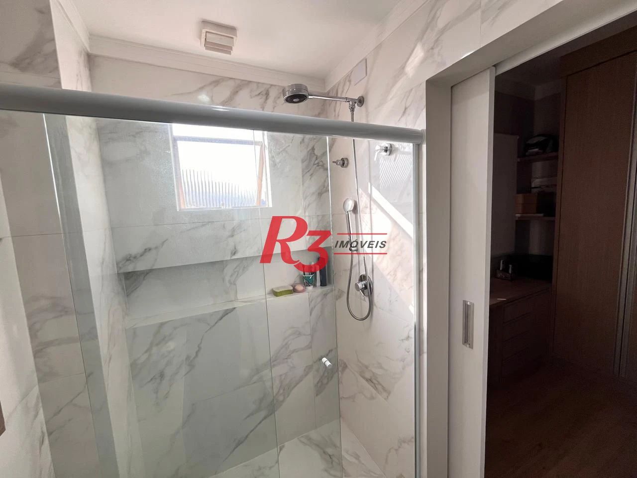 Apartamento mobiliado - 2 suítes - aquecimento a gás - lavabo - varanda - 1 vaga