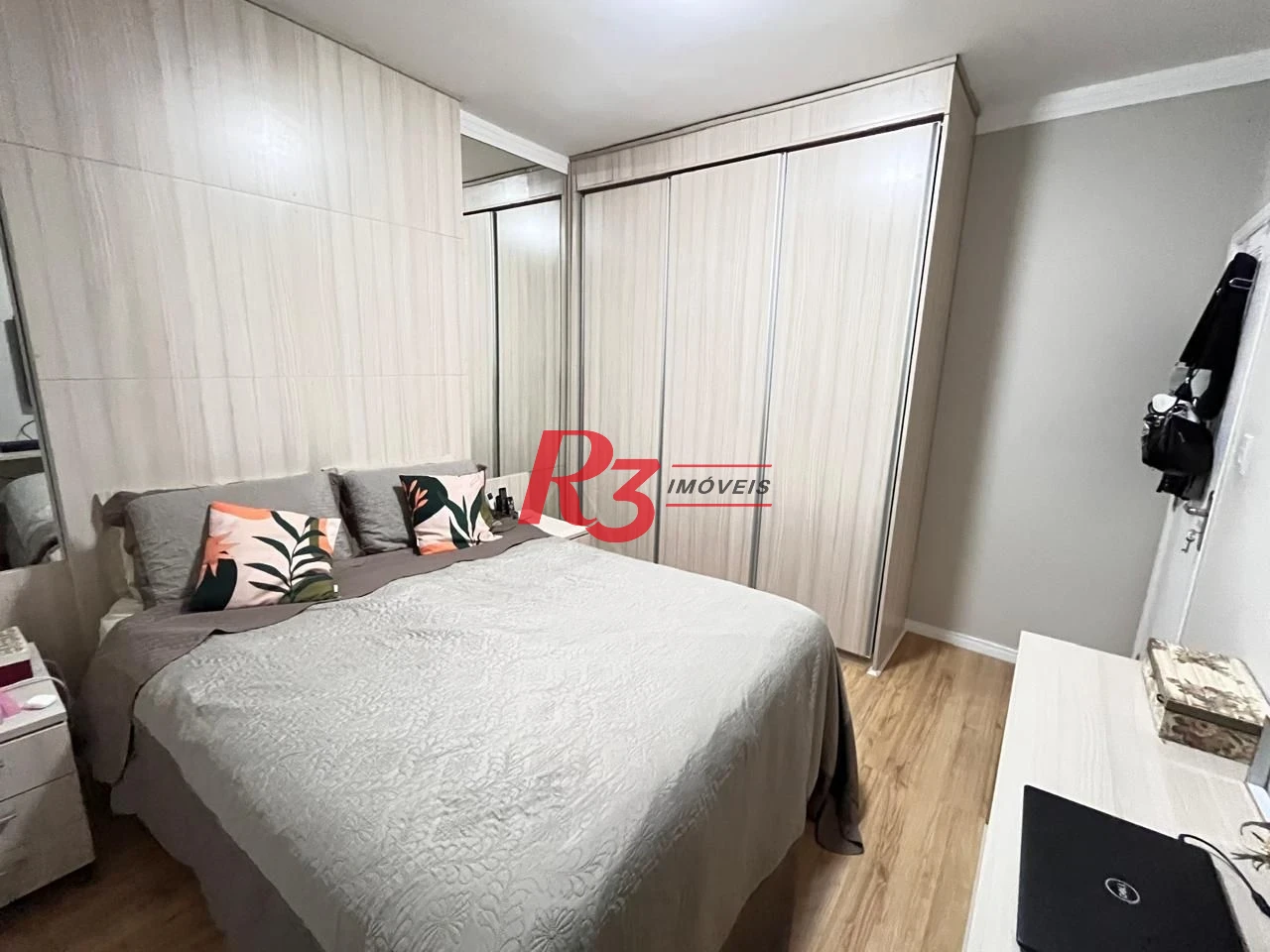 Apartamento mobiliado - 2 suítes - aquecimento a gás - lavabo - varanda - 1 vaga