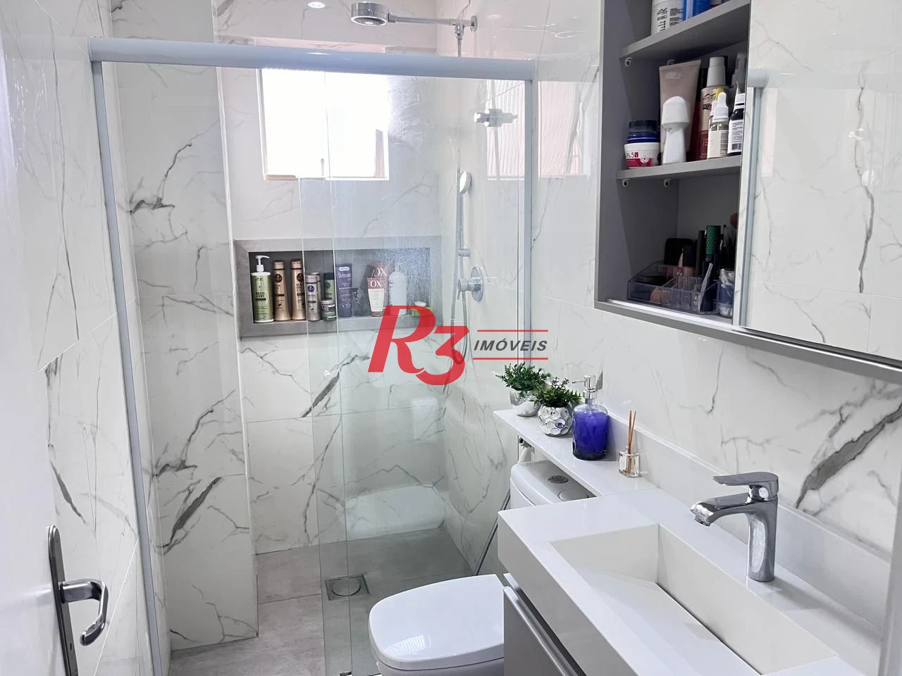 Apartamento mobiliado - 2 suítes - aquecimento a gás - lavabo - varanda - 1 vaga