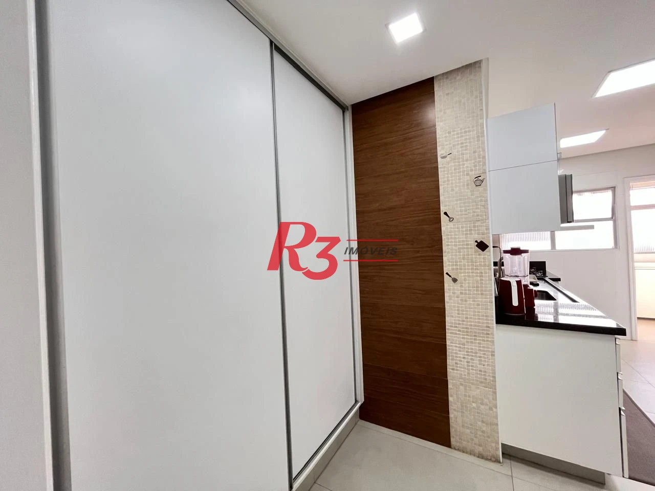 Apartamento mobiliado - 2 suítes - aquecimento a gás - lavabo - varanda - 1 vaga