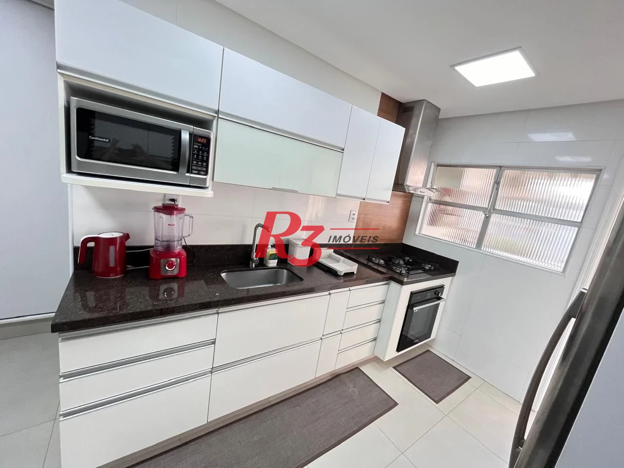 Apartamento mobiliado - 2 suítes - aquecimento a gás - lavabo - varanda - 1 vaga