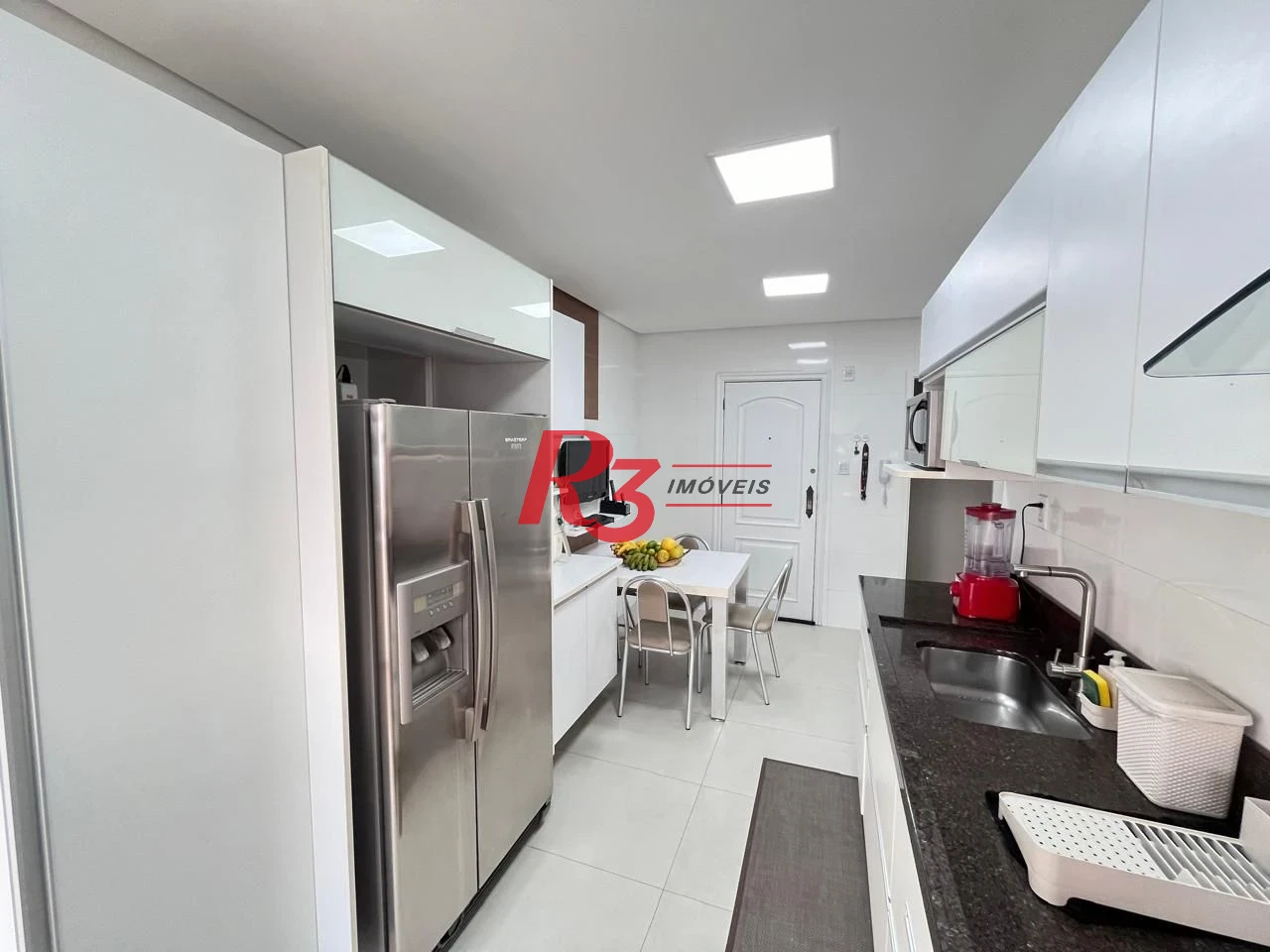 Apartamento mobiliado - 2 suítes - aquecimento a gás - lavabo - varanda - 1 vaga
