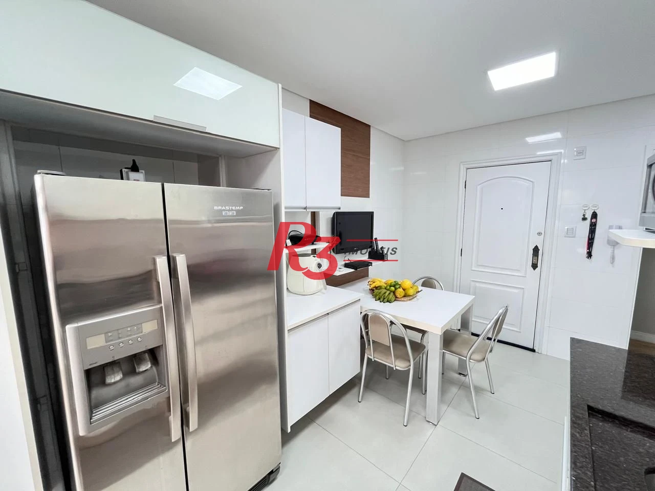 Apartamento mobiliado - 2 suítes - aquecimento a gás - lavabo - varanda - 1 vaga