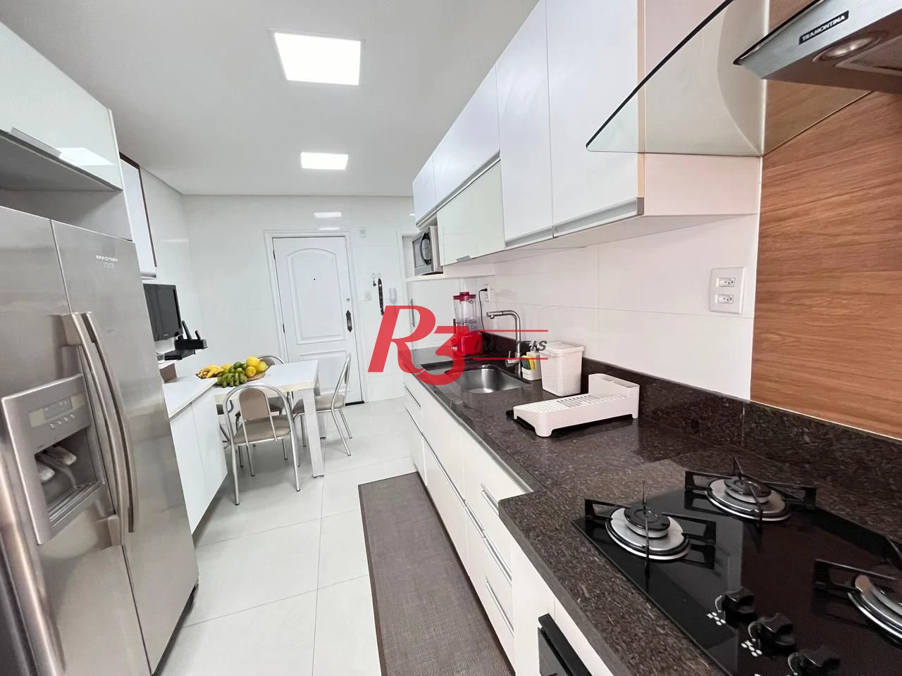 Apartamento mobiliado - 2 suítes - aquecimento a gás - lavabo - varanda - 1 vaga