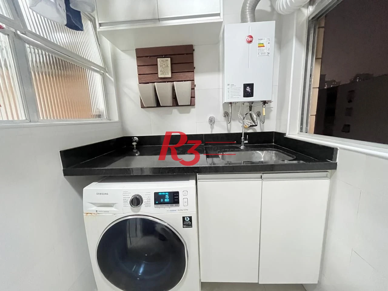 Apartamento mobiliado - 2 suítes - aquecimento a gás - lavabo - varanda - 1 vaga