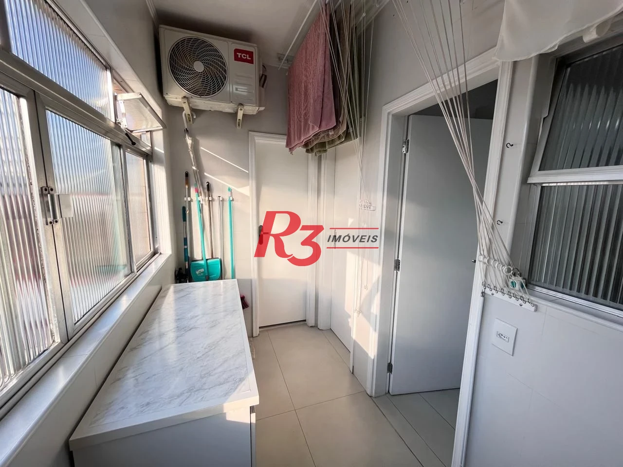 Apartamento mobiliado - 2 suítes - aquecimento a gás - lavabo - varanda - 1 vaga