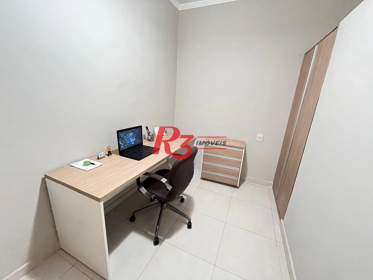 Apartamento mobiliado - 2 suítes - aquecimento a gás - lavabo - varanda - 1 vaga