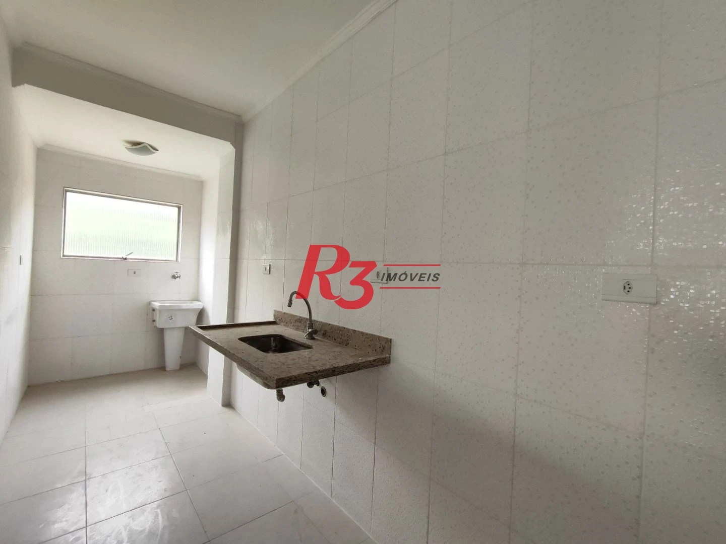 R3 REALESTATE VENDE OU ALUGA!  Cobertura Duplex de Frente com 105m2 venda por R$ 640.000 ou aluguel por R$ 4.000/mês - José Menino - Santos/SP