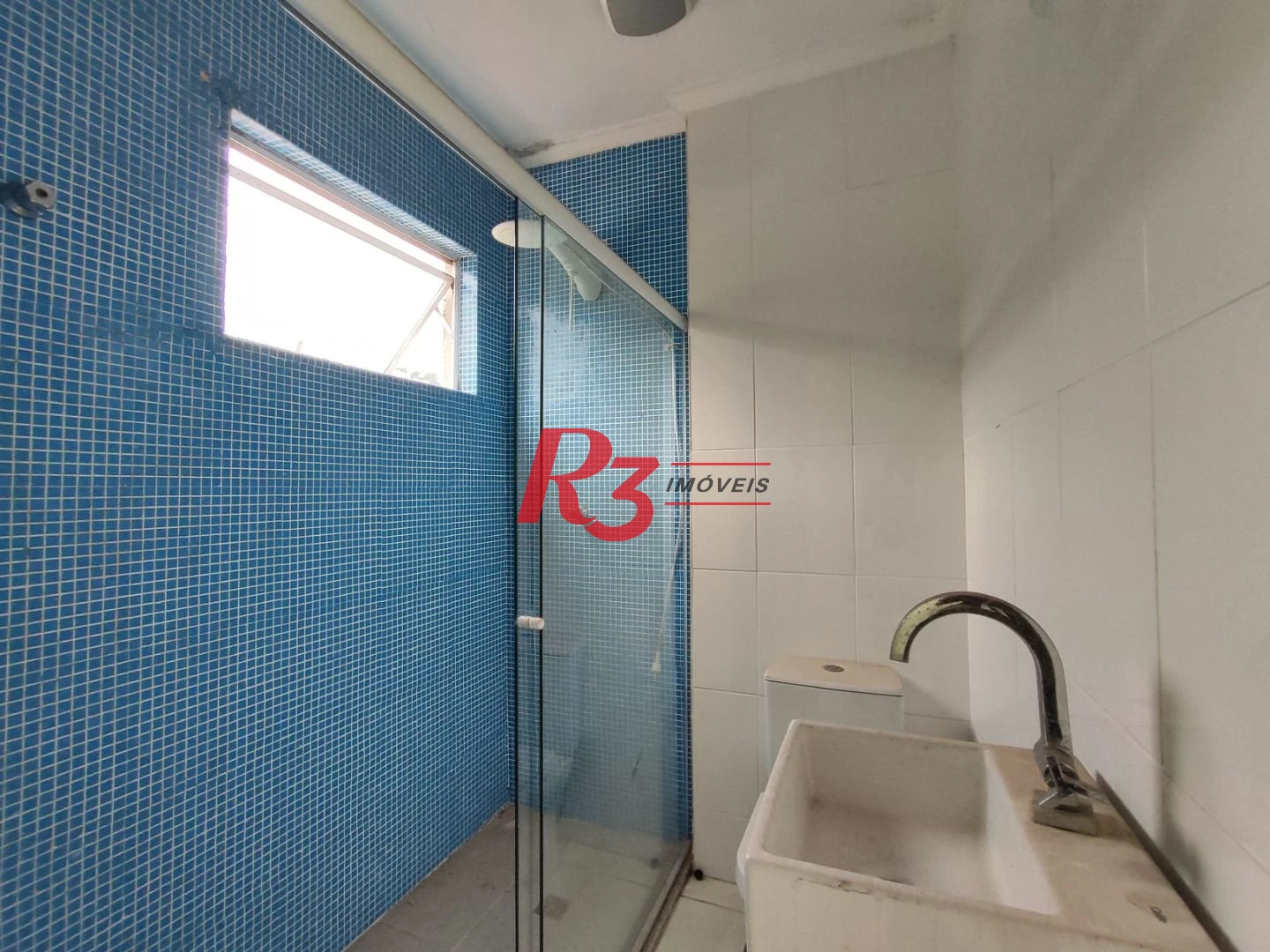 R3 REALESTATE VENDE OU ALUGA!  Cobertura Duplex de Frente com 105m2 venda por R$ 640.000 ou aluguel por R$ 4.000/mês - José Menino - Santos/SP