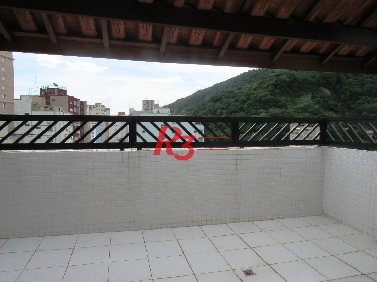 R3 REALESTATE VENDE OU ALUGA!  Cobertura Duplex de Frente com 105m2 venda por R$ 640.000 ou aluguel por R$ 4.000/mês - José Menino - Santos/SP