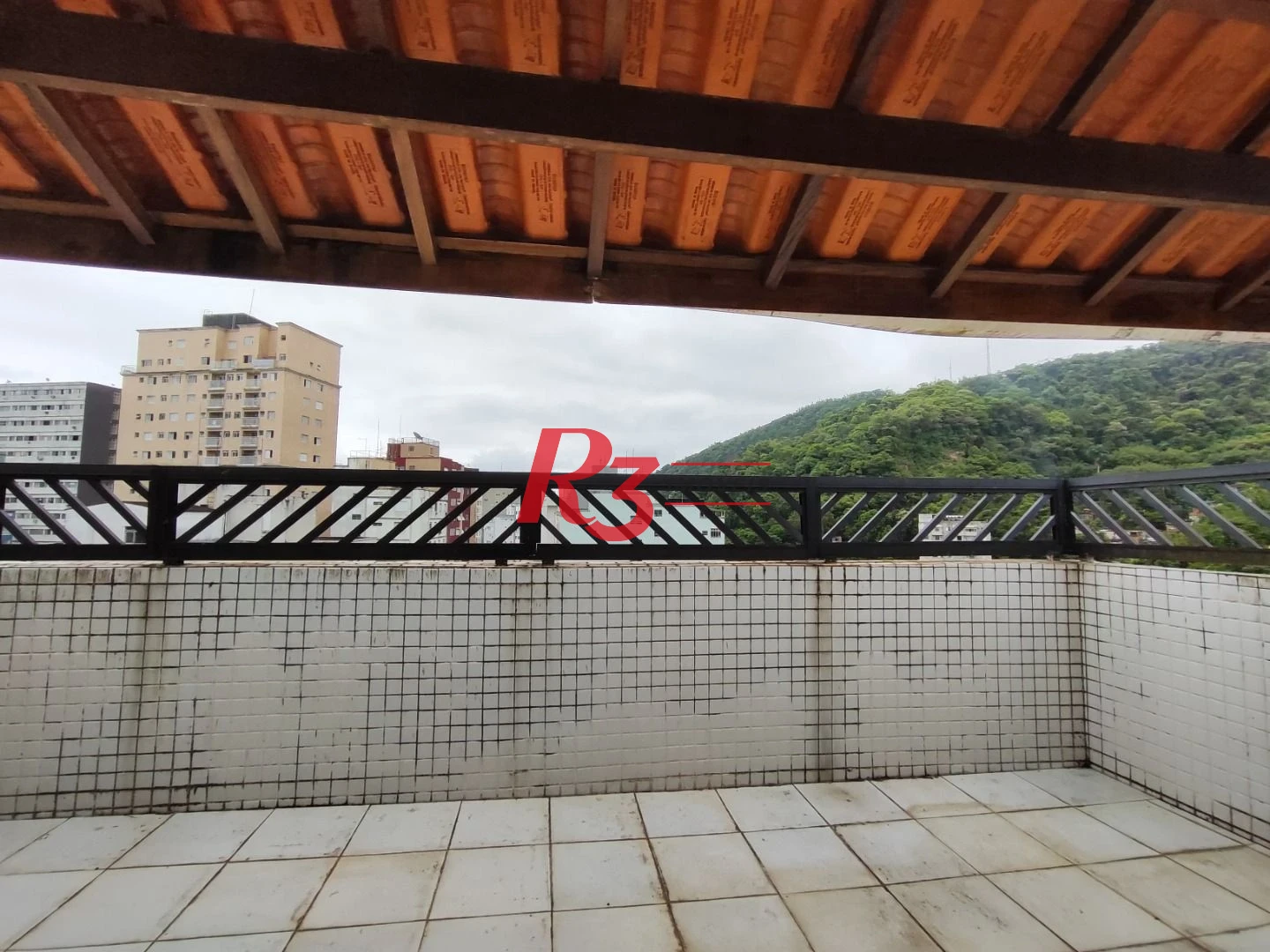 R3 REALESTATE VENDE OU ALUGA!  Cobertura Duplex de Frente com 105m2 venda por R$ 640.000 ou aluguel por R$ 4.000/mês - José Menino - Santos/SP
