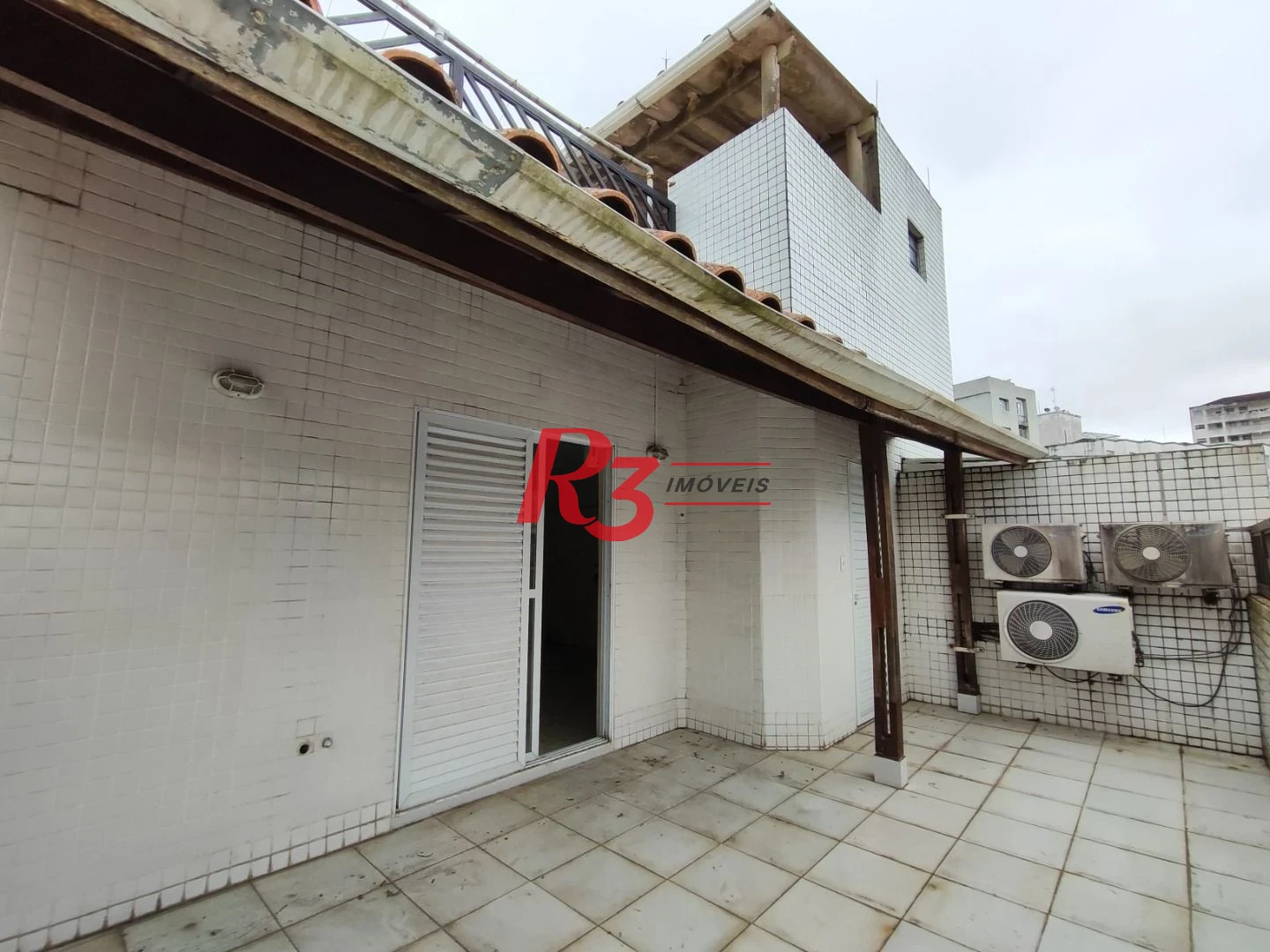 R3 REALESTATE VENDE OU ALUGA!  Cobertura Duplex de Frente com 105m2 venda por R$ 640.000 ou aluguel por R$ 4.000/mês - José Menino - Santos/SP