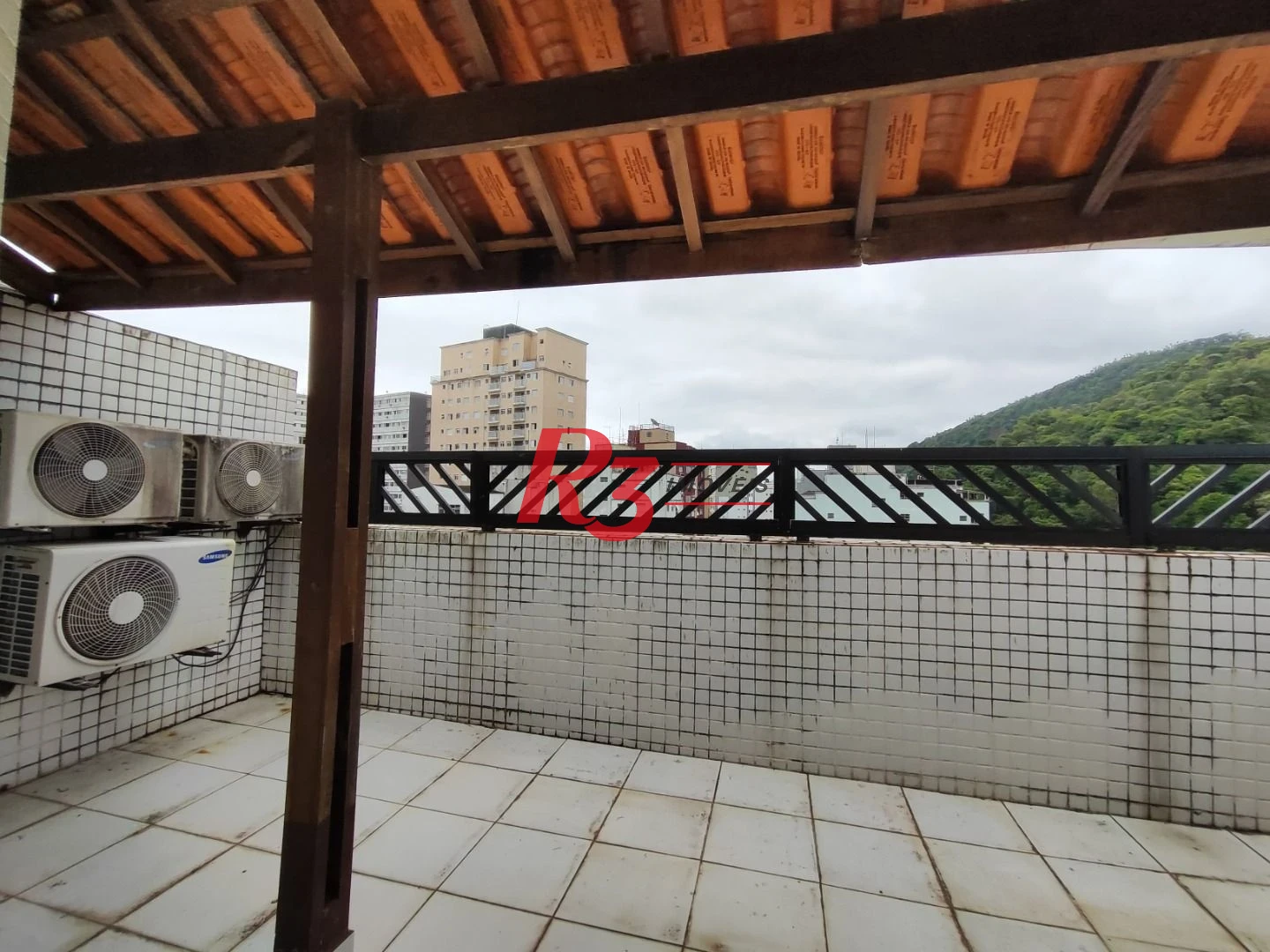 R3 REALESTATE VENDE OU ALUGA!  Cobertura Duplex de Frente com 105m2 venda por R$ 640.000 ou aluguel por R$ 4.000/mês - José Menino - Santos/SP