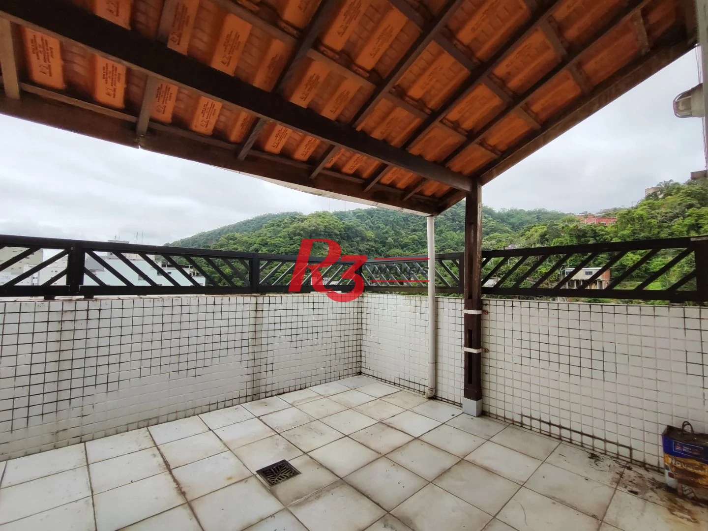 R3 REALESTATE VENDE OU ALUGA!  Cobertura Duplex de Frente com 105m2 venda por R$ 640.000 ou aluguel por R$ 4.000/mês - José Menino - Santos/SP