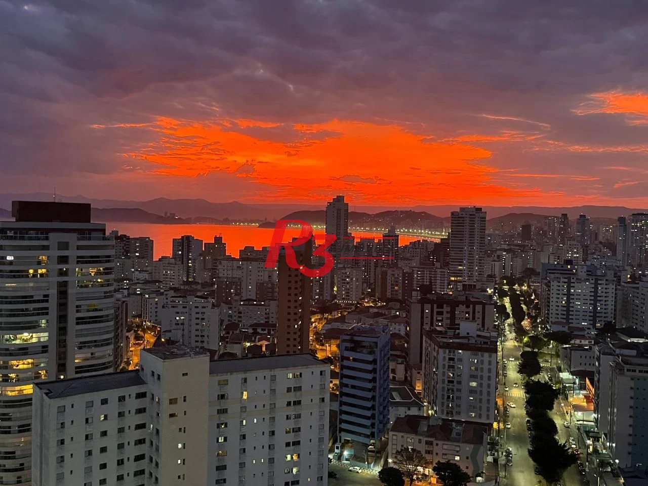 R3 REAL ESTATE VENDE! Apartamento andar alto com Vista Mar 3 dormitórios à venda, 199 m² por R$ 2.765.000 - Ponta da Praia - Santos/SP