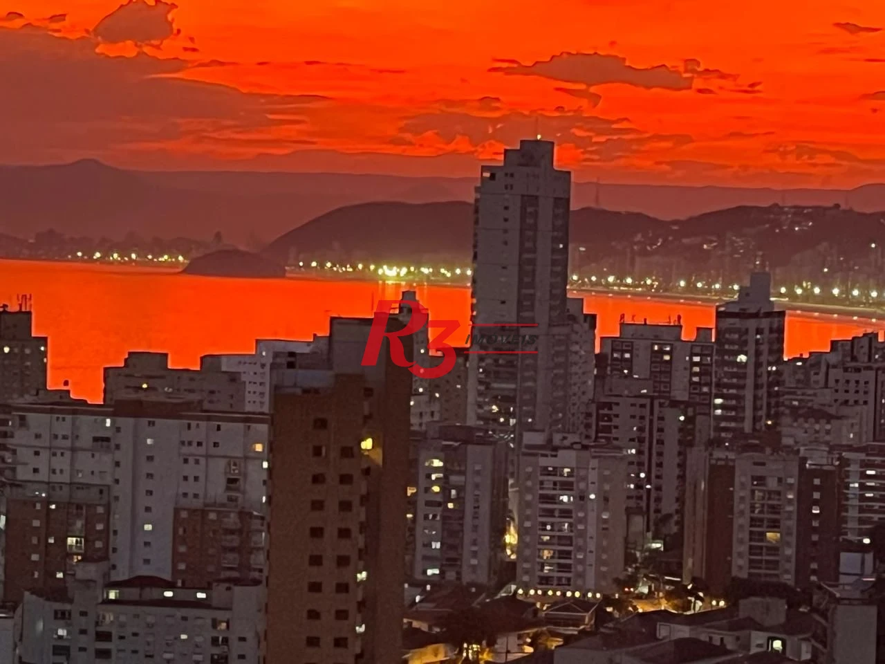 R3 REAL ESTATE VENDE! Apartamento andar alto com Vista Mar 3 dormitórios à venda, 199 m² por R$ 2.765.000 - Ponta da Praia - Santos/SP