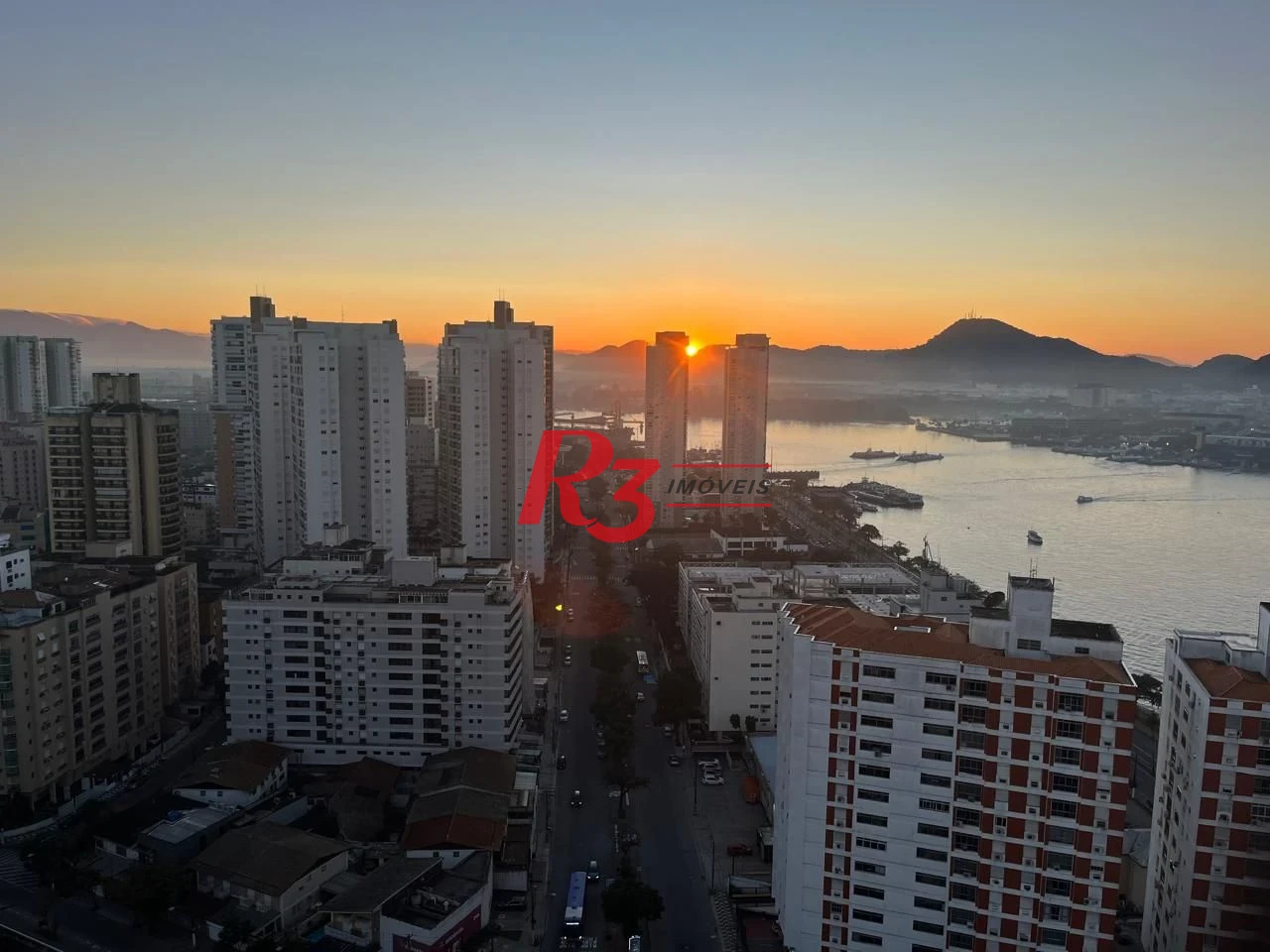 R3 REAL ESTATE VENDE! Apartamento andar alto com Vista Mar 3 dormitórios à venda, 199 m² por R$ 2.765.000 - Ponta da Praia - Santos/SP