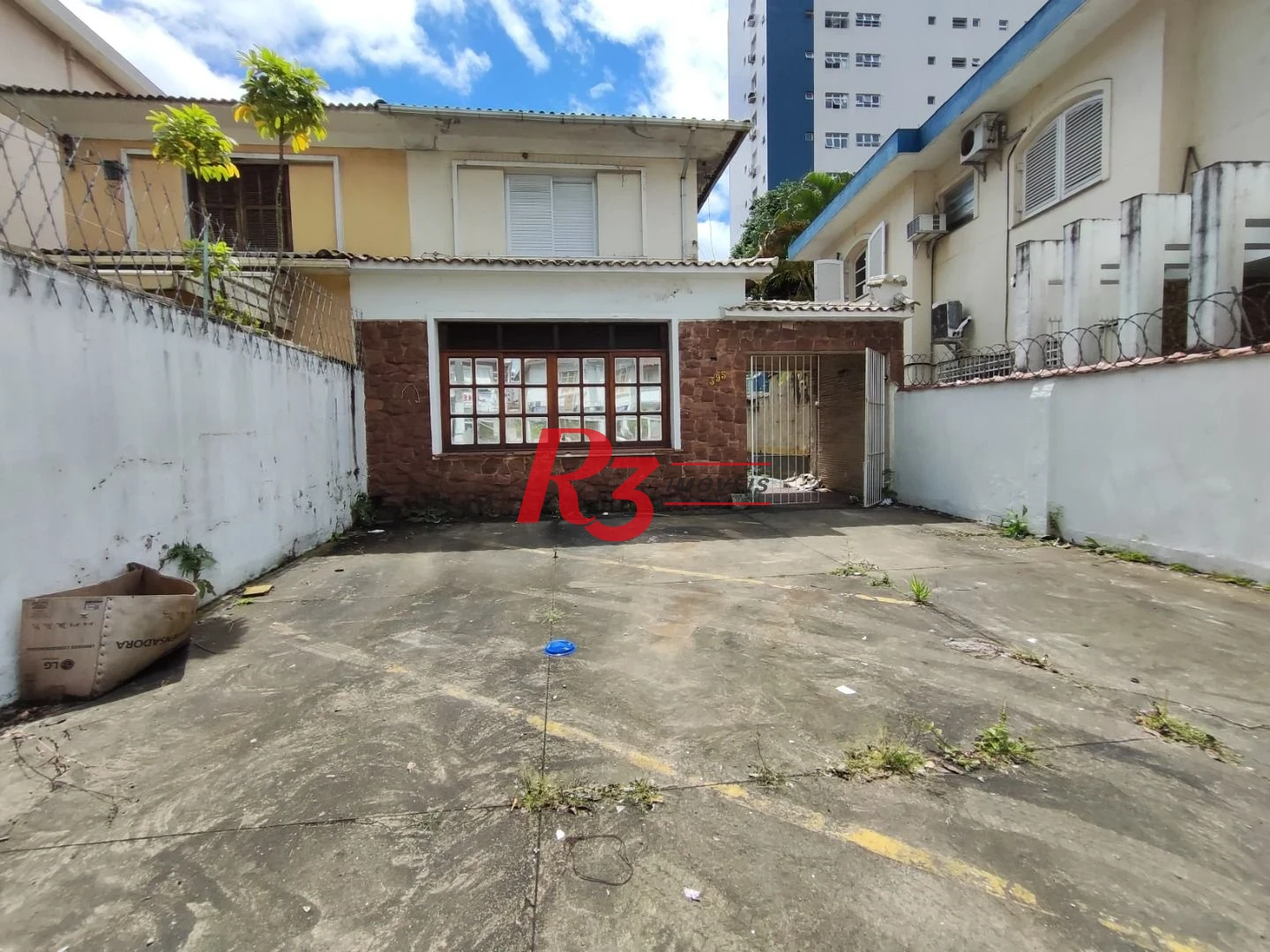R3 REAL ESTATE VENDE! Sobrado com 3 dormitórios, 346 m² por R$ 4.640.000 - Boqueirão - Santos/SP