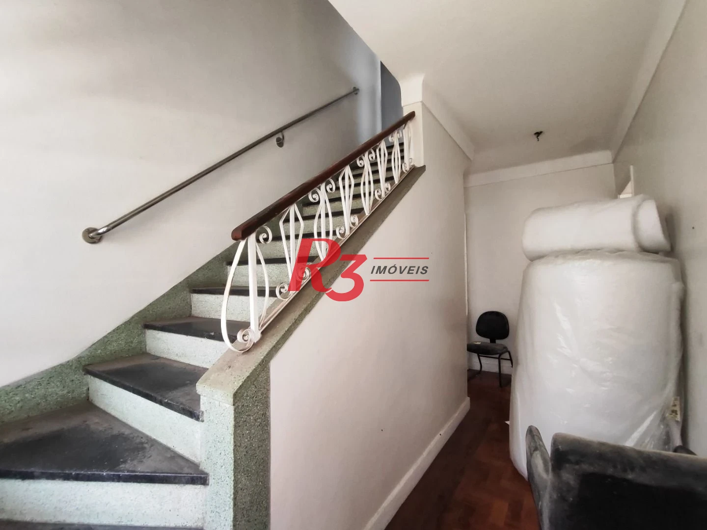 R3 REAL ESTATE VENDE! Sobrado com 3 dormitórios, 346 m² por R$ 4.640.000 - Boqueirão - Santos/SP