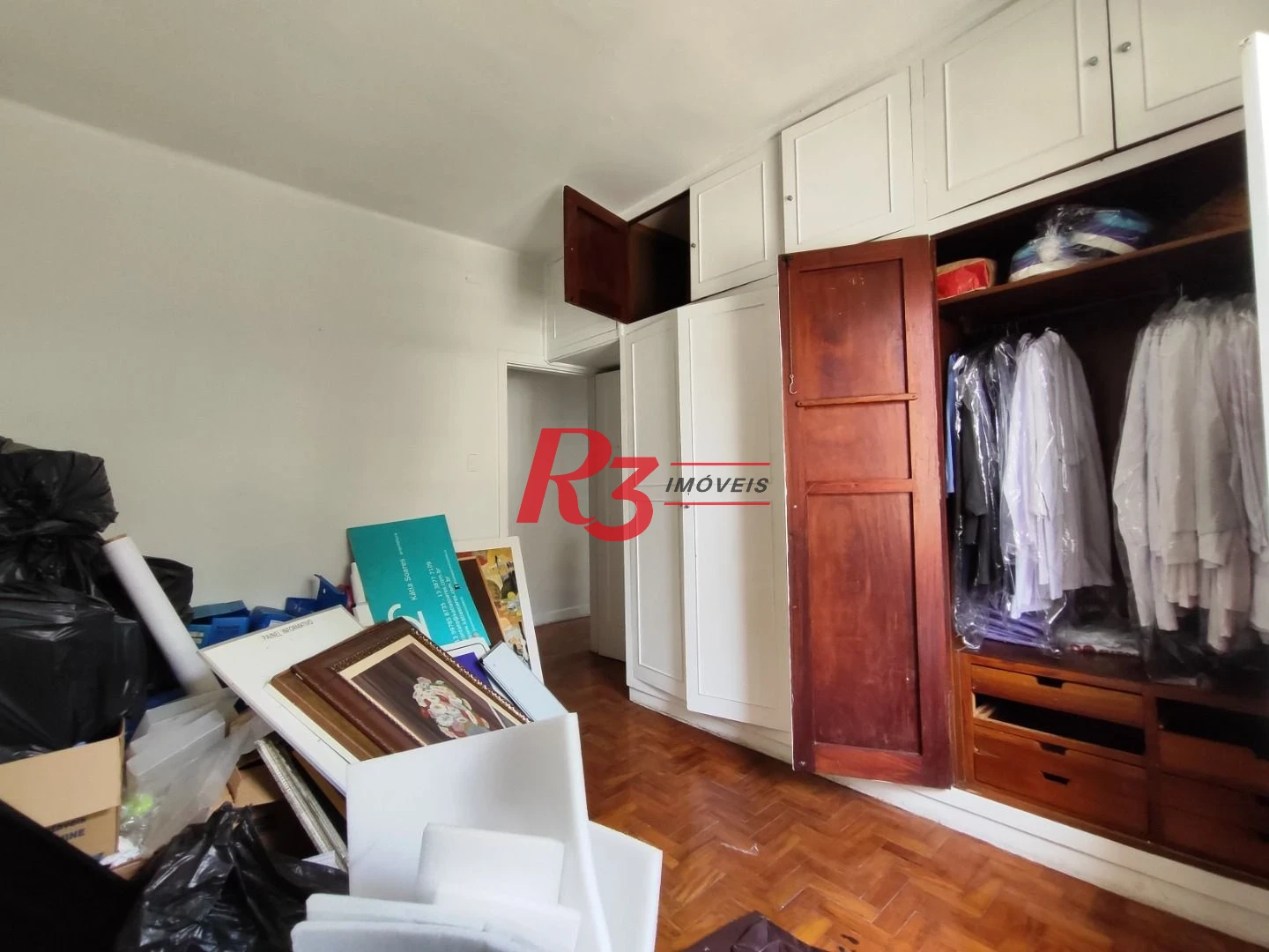 R3 REAL ESTATE VENDE! Sobrado com 3 dormitórios, 346 m² por R$ 4.640.000 - Boqueirão - Santos/SP