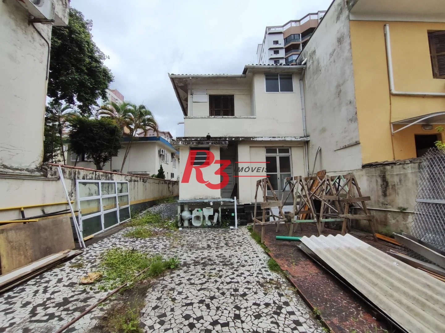 R3 REAL ESTATE VENDE! Sobrado com 3 dormitórios, 346 m² por R$ 4.640.000 - Boqueirão - Santos/SP