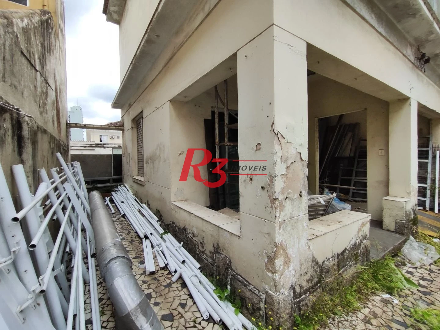 R3 REAL ESTATE VENDE! Sobrado com 3 dormitórios, 346 m² por R$ 4.640.000 - Boqueirão - Santos/SP