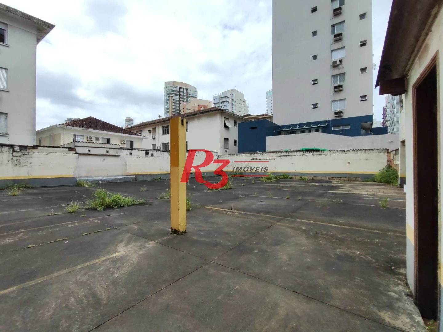 R3 REAL ESTATE VENDE! Sobrado com 3 dormitórios, 346 m² por R$ 4.640.000 - Boqueirão - Santos/SP