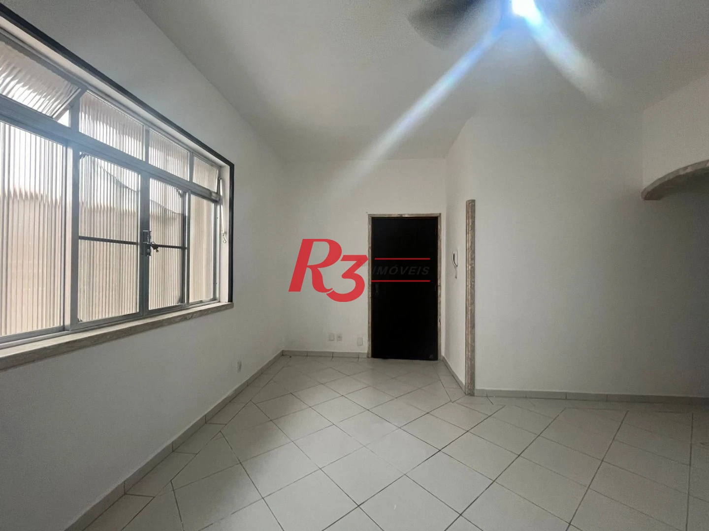Apartamento Térreo com 2 dormitórios com quintal e dependência de serviço, Ponta da Praia