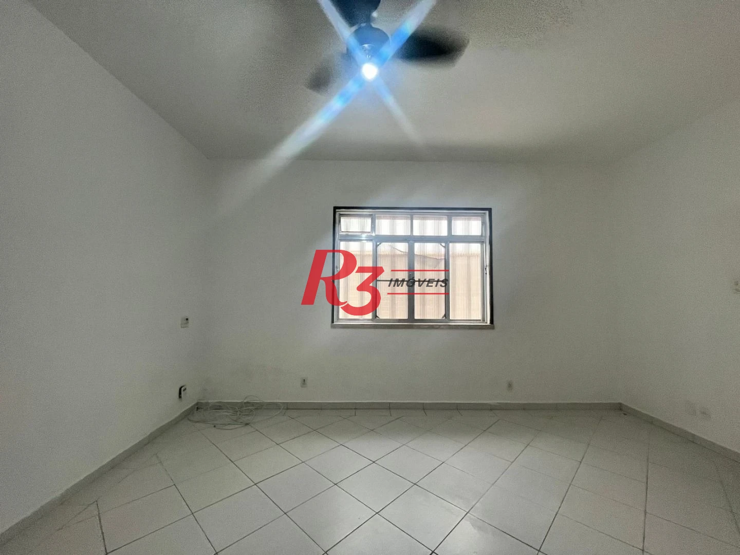 Apartamento Térreo com 2 dormitórios com quintal e dependência de serviço, Ponta da Praia