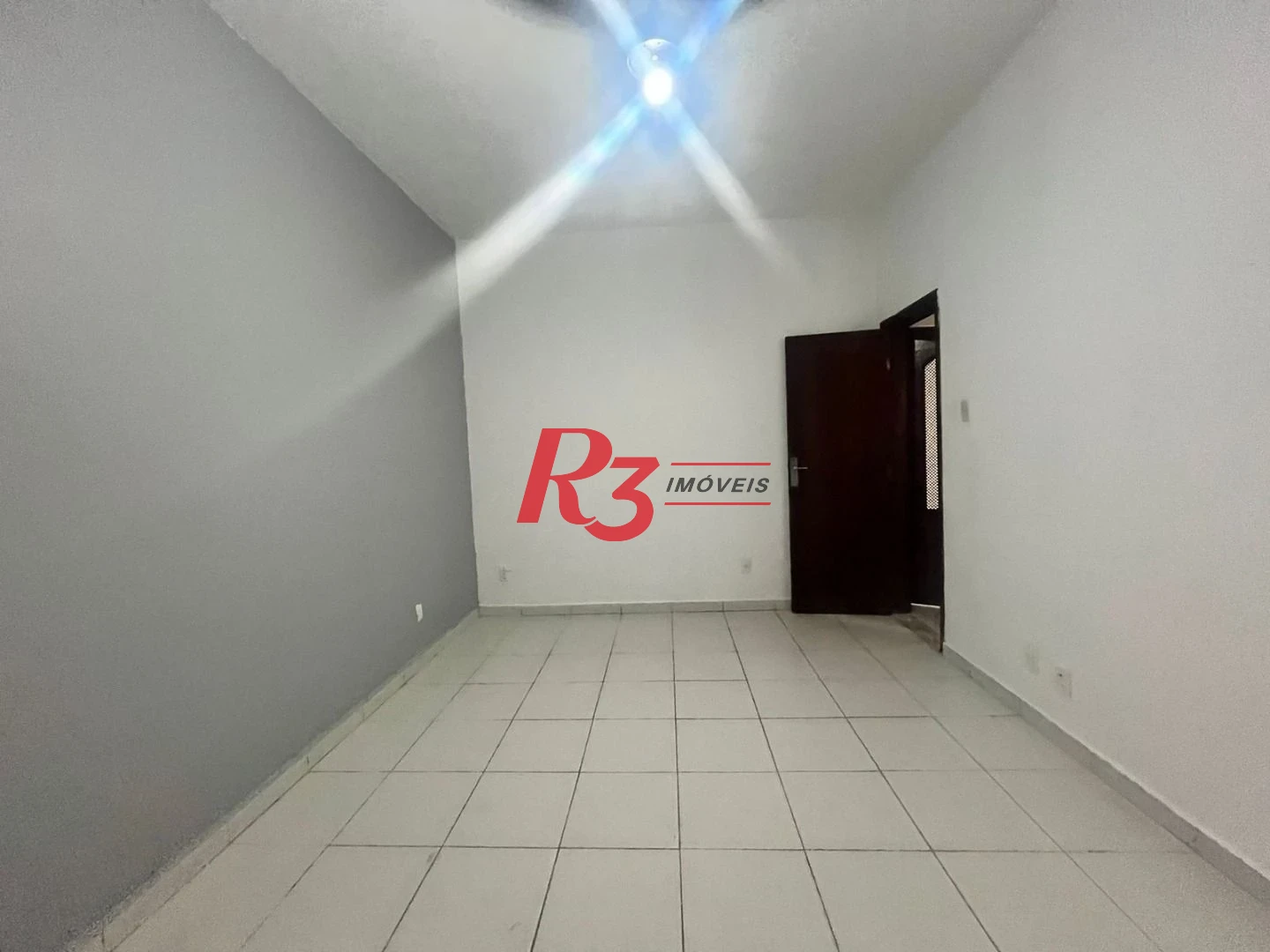 Apartamento Térreo com 2 dormitórios com quintal e dependência de serviço, Ponta da Praia