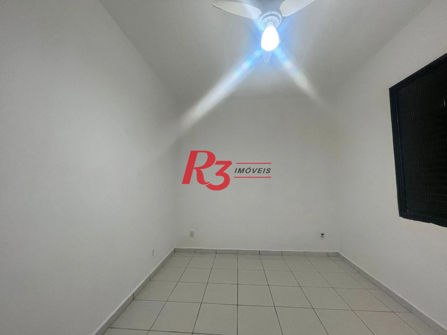 Apartamento Térreo com 2 dormitórios com quintal e dependência de serviço, Ponta da Praia