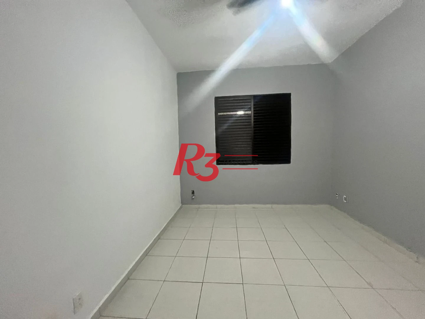 Apartamento Térreo com 2 dormitórios com quintal e dependência de serviço, Ponta da Praia
