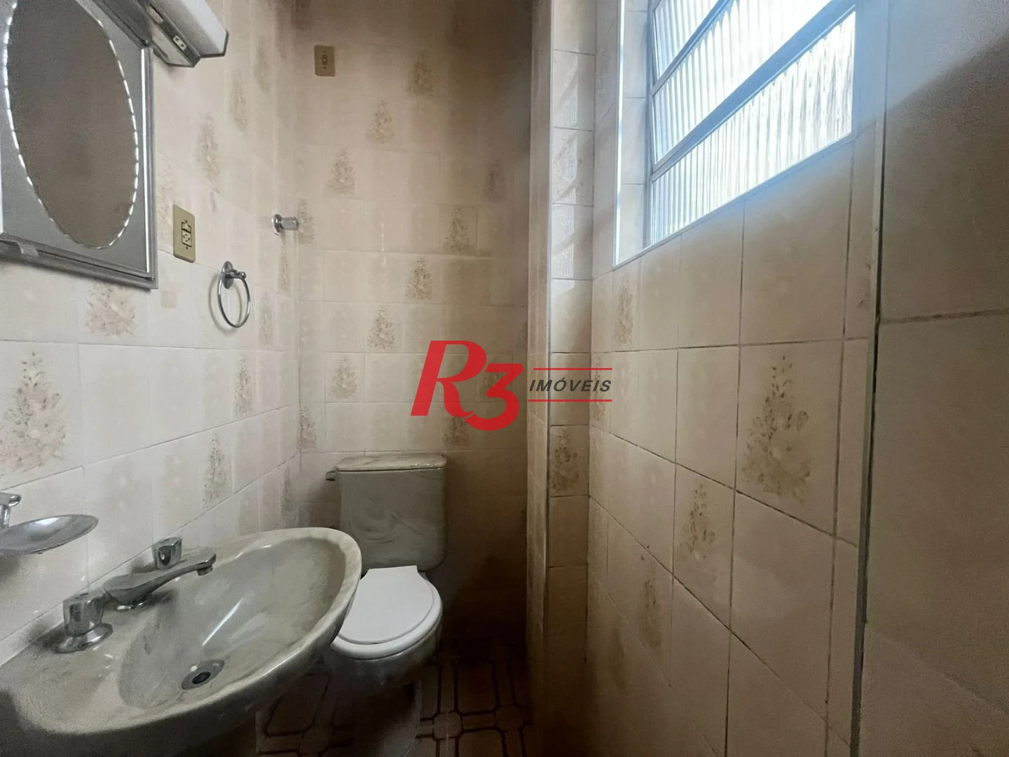Apartamento Térreo com 2 dormitórios com quintal e dependência de serviço, Ponta da Praia