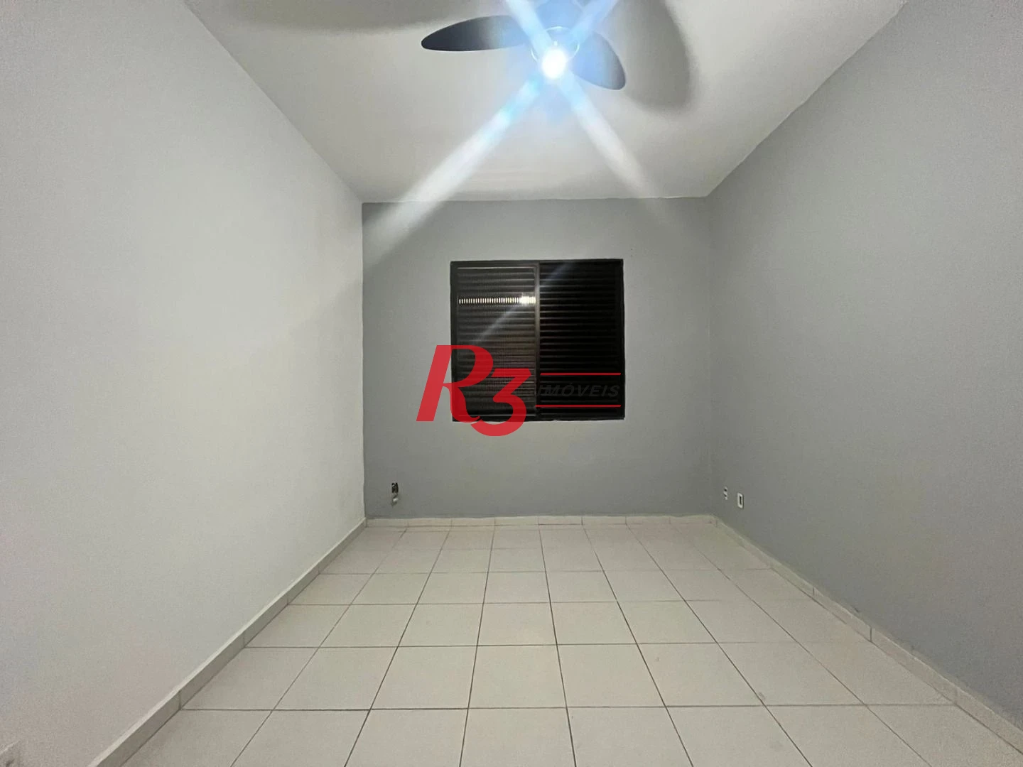 Apartamento Térreo com 2 dormitórios com quintal e dependência de serviço, Ponta da Praia