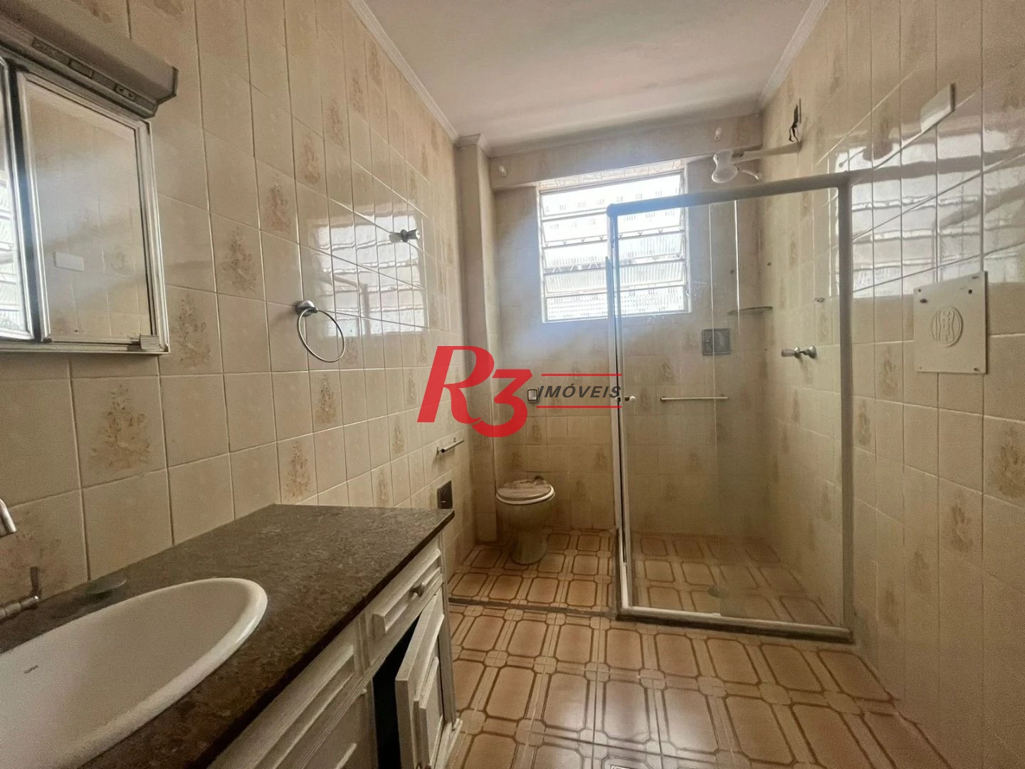 Apartamento Térreo com 2 dormitórios com quintal e dependência de serviço, Ponta da Praia