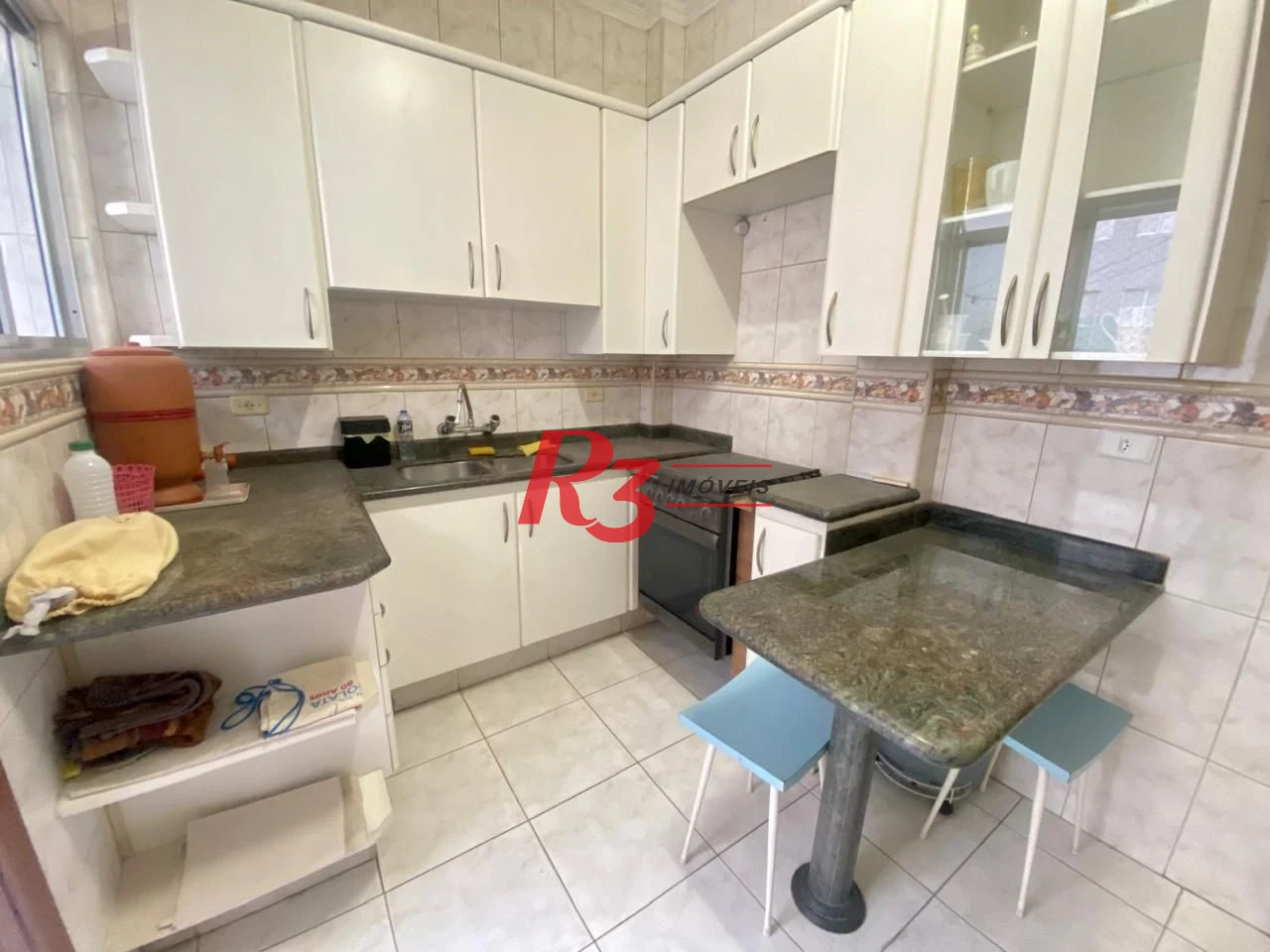 Apartamento com 2 dormitórios na quadra da praia, 82 m² por R$ 648.000 - Gonzaga - Santos/SP