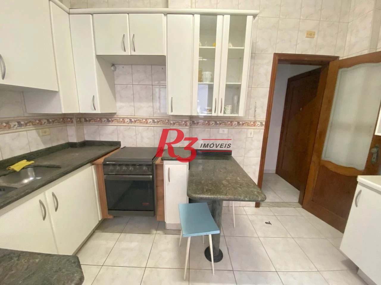 Apartamento com 2 dormitórios na quadra da praia, 82 m² por R$ 648.000 - Gonzaga - Santos/SP