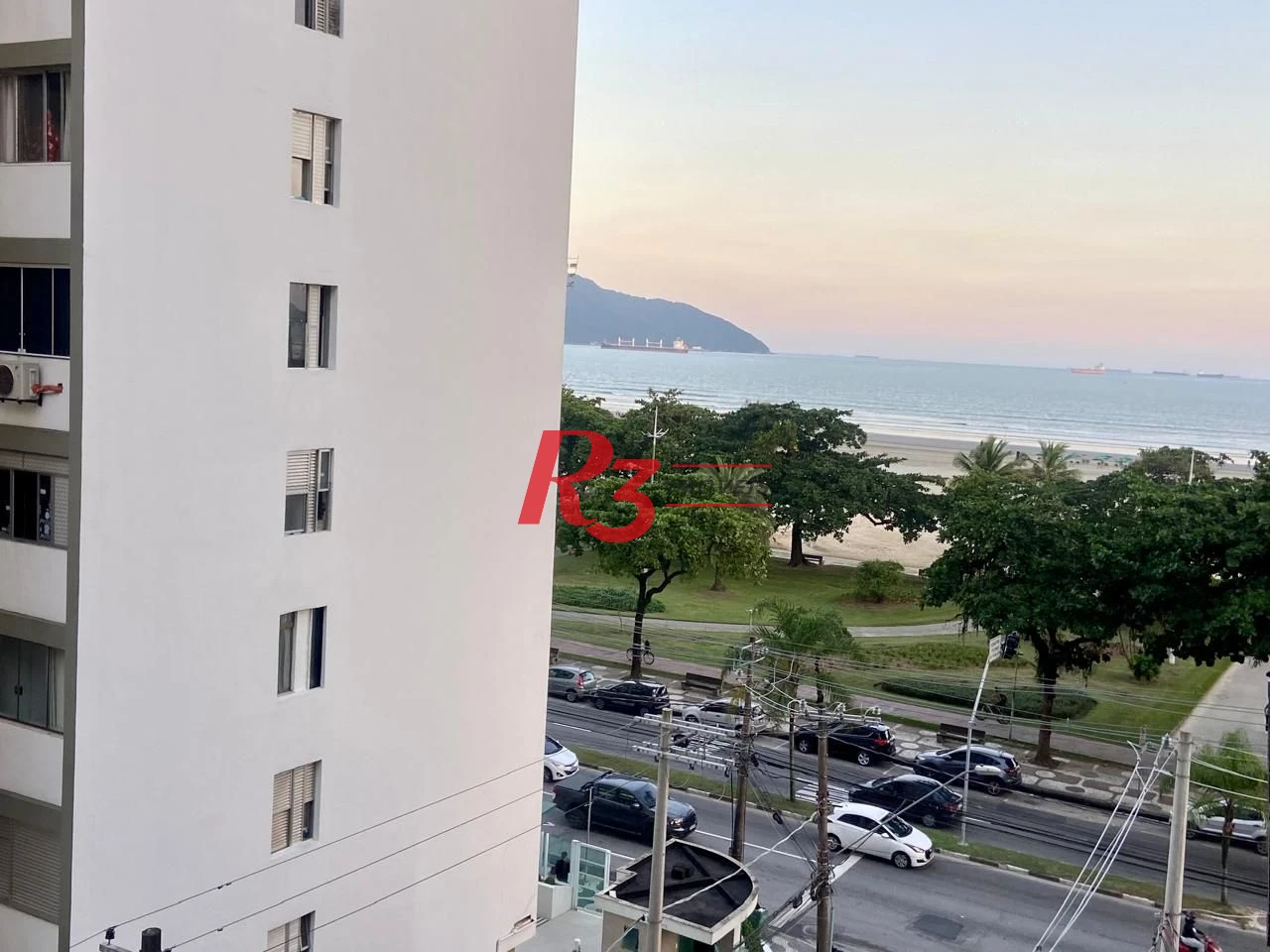 Apartamento com 2 dormitórios na quadra da praia, 82 m² por R$ 648.000 - Gonzaga - Santos/SP