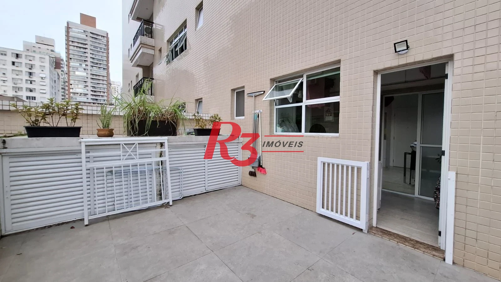 Apartamento Garden à venda, com 2 suítes e 3 vagas, Gonzaga, Santos SP