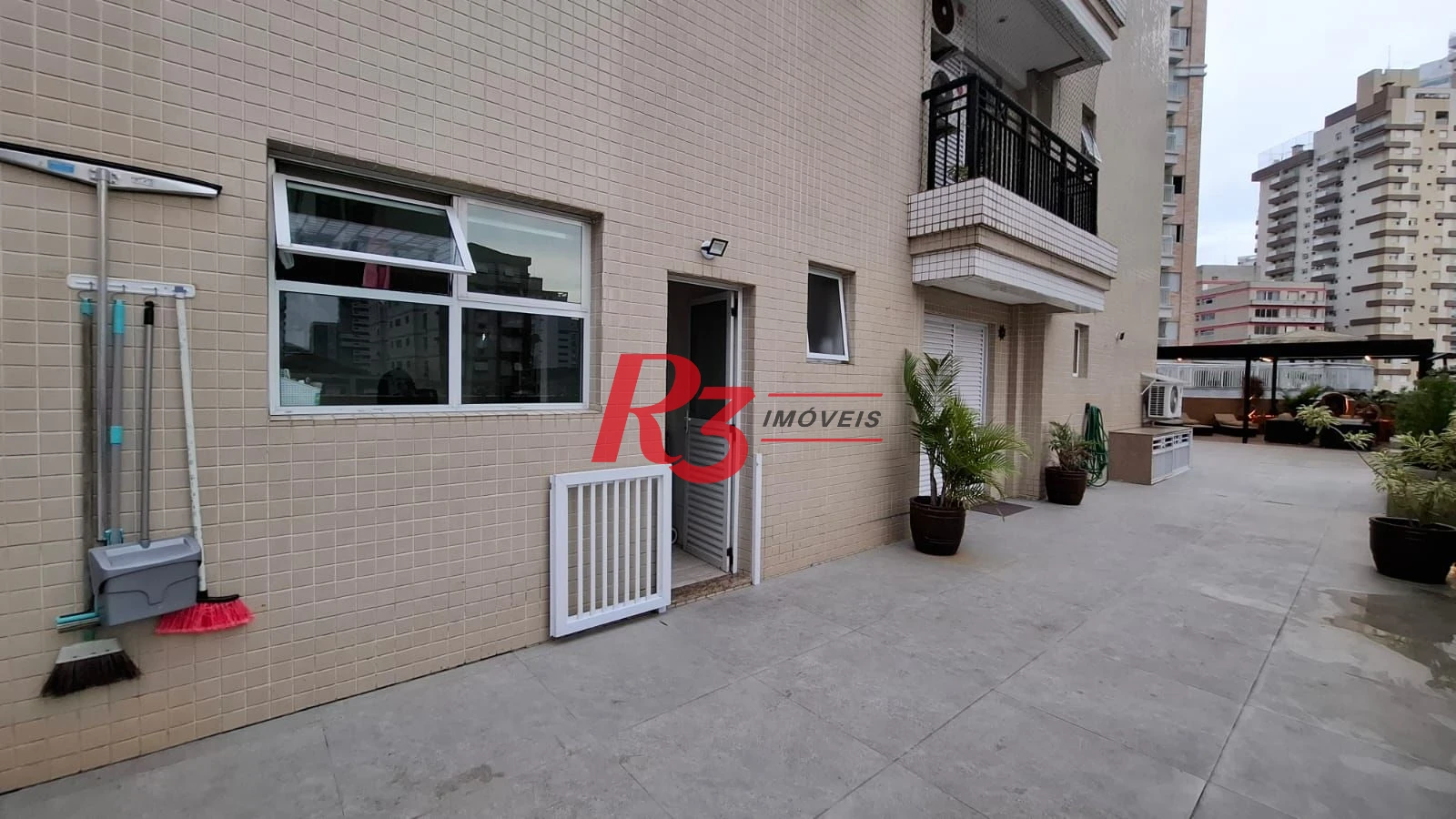 Apartamento Garden à venda, com 2 suítes e 3 vagas, Gonzaga, Santos SP