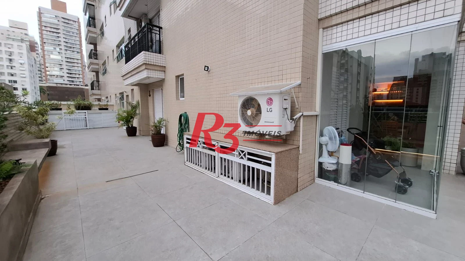 Apartamento Garden à venda, com 2 suítes e 3 vagas, Gonzaga, Santos SP
