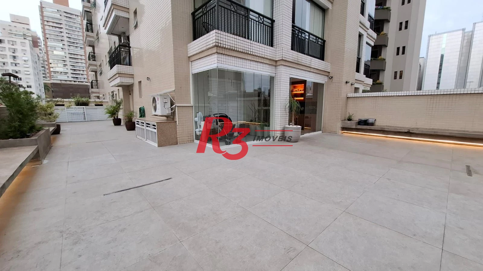 Apartamento Garden à venda, com 2 suítes e 3 vagas, Gonzaga, Santos SP