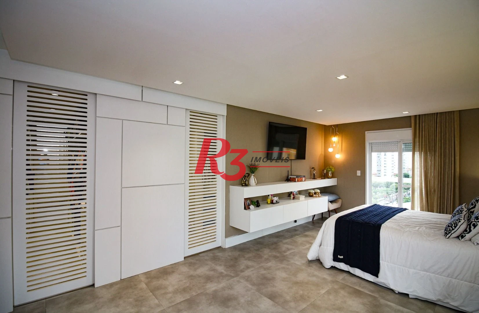 EXECLENTE APARTAMENTO NA APARECIDA, ÓTIMA LOCALIZAÇÃO, DIFERENCIADO COM DOUBLE SUÍTE NO QUARTO CASAL, VARANDA E PLANEJADOS
