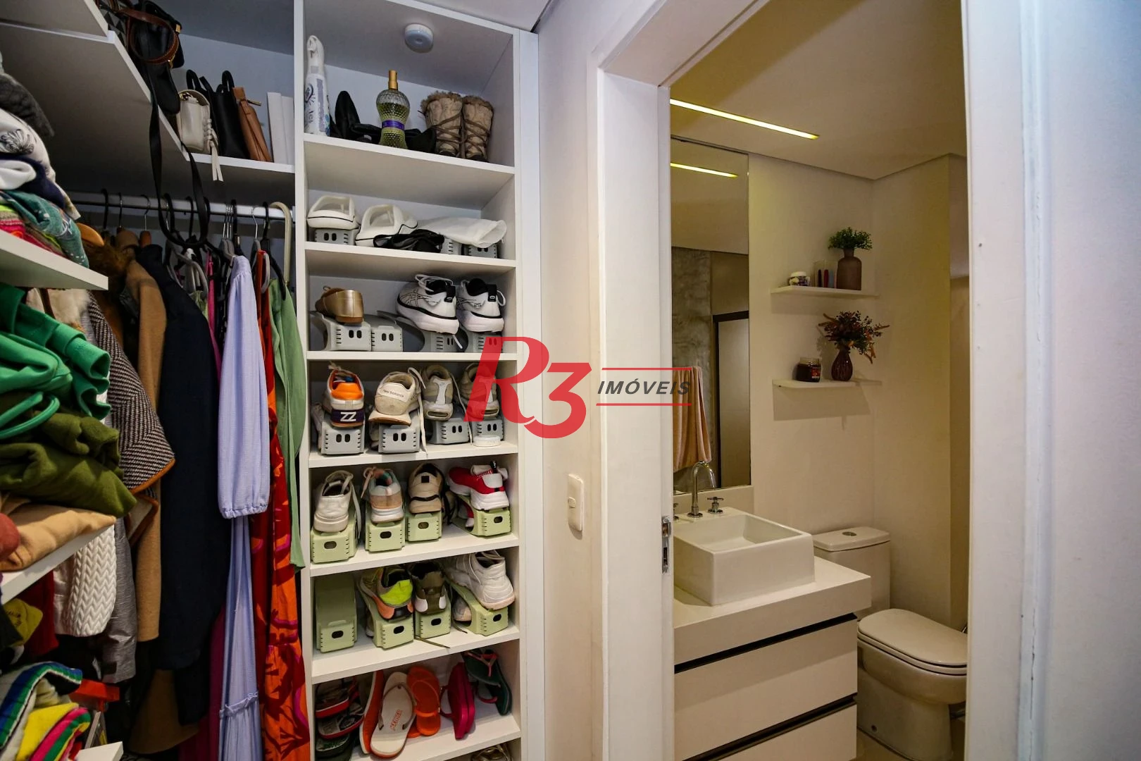EXECLENTE APARTAMENTO NA APARECIDA, ÓTIMA LOCALIZAÇÃO, DIFERENCIADO COM DOUBLE SUÍTE NO QUARTO CASAL, VARANDA E PLANEJADOS