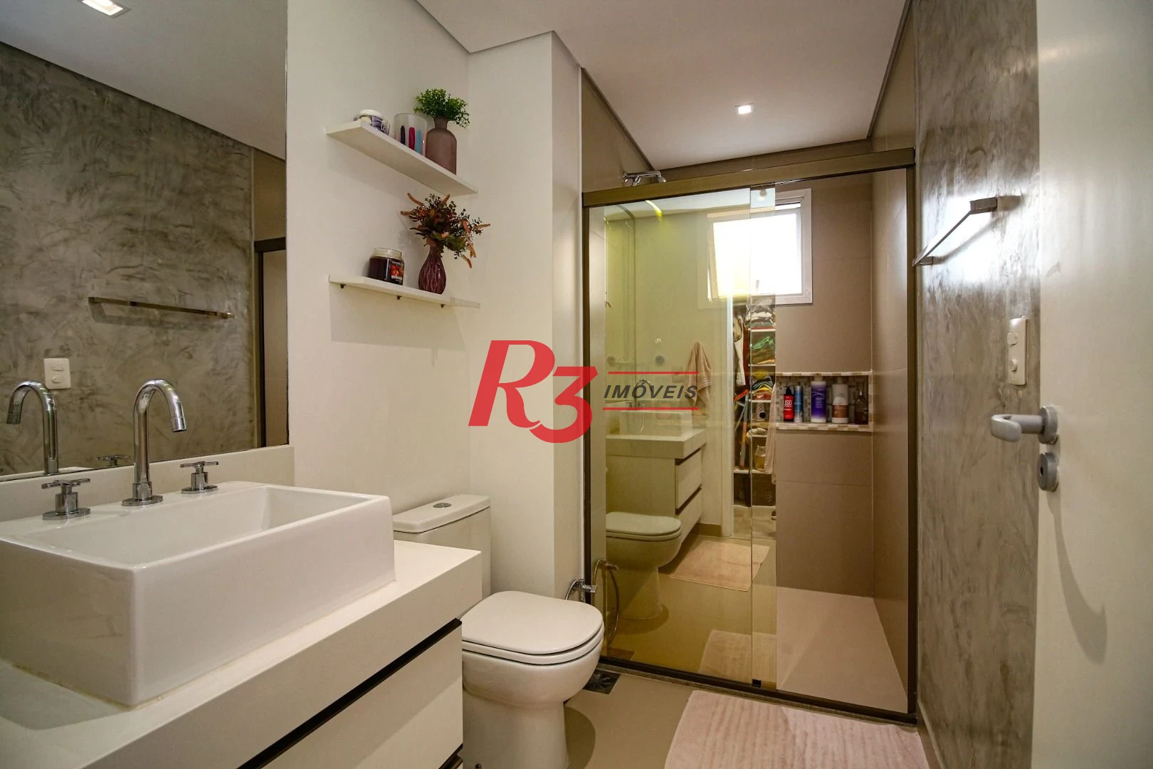 EXECLENTE APARTAMENTO NA APARECIDA, ÓTIMA LOCALIZAÇÃO, DIFERENCIADO COM DOUBLE SUÍTE NO QUARTO CASAL, VARANDA E PLANEJADOS