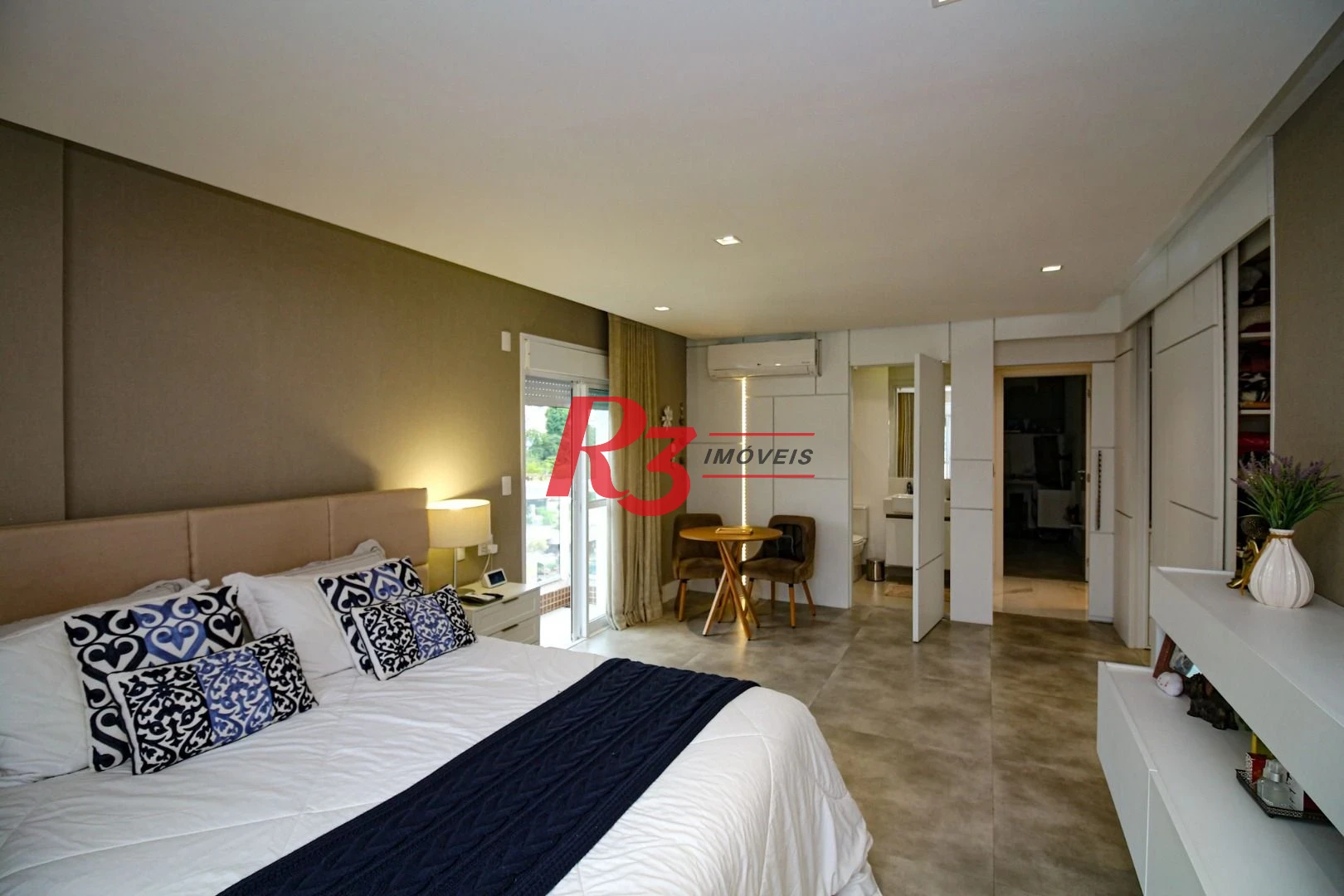 EXECLENTE APARTAMENTO NA APARECIDA, ÓTIMA LOCALIZAÇÃO, DIFERENCIADO COM DOUBLE SUÍTE NO QUARTO CASAL, VARANDA E PLANEJADOS