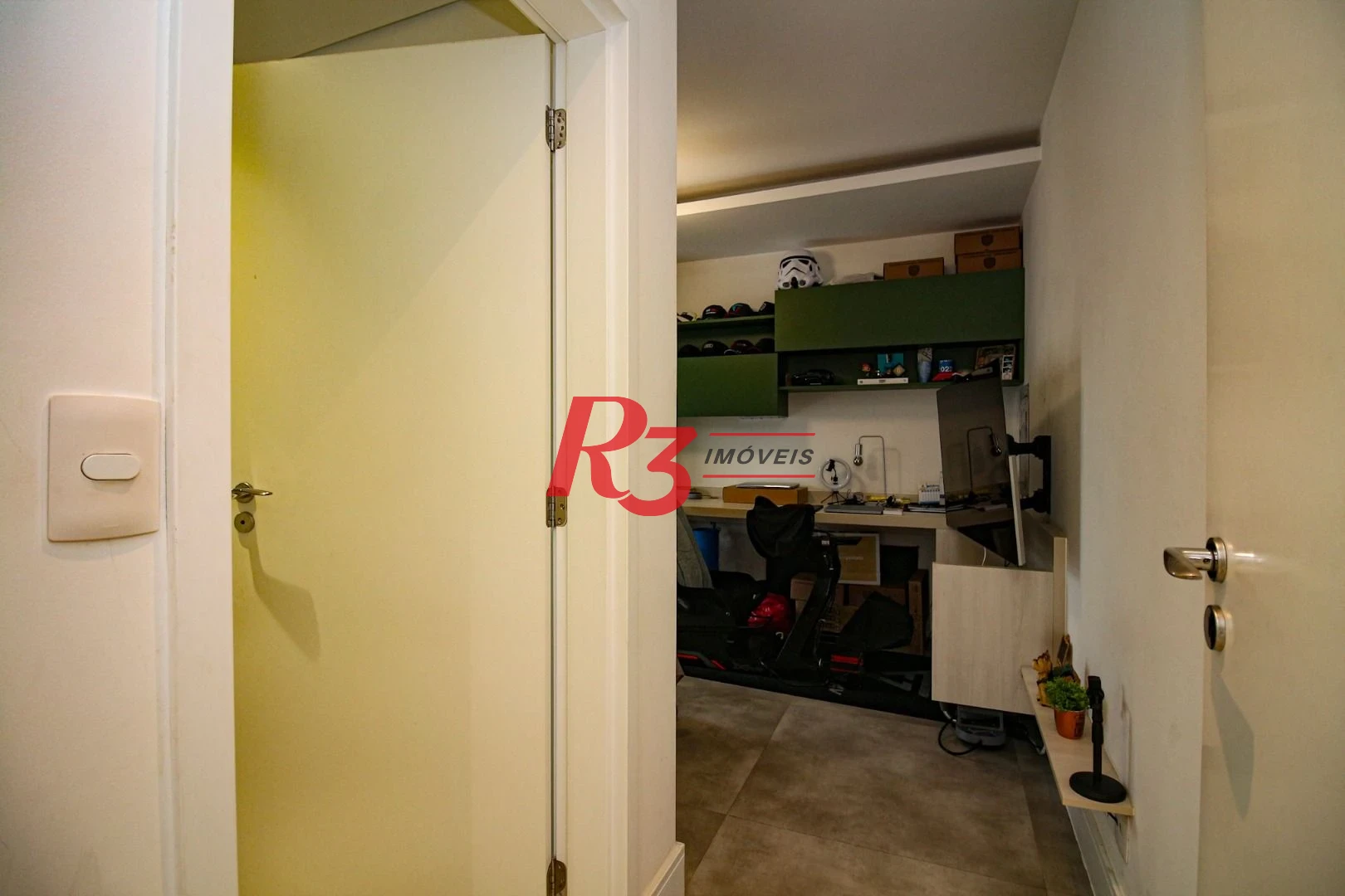EXECLENTE APARTAMENTO NA APARECIDA, ÓTIMA LOCALIZAÇÃO, DIFERENCIADO COM DOUBLE SUÍTE NO QUARTO CASAL, VARANDA E PLANEJADOS