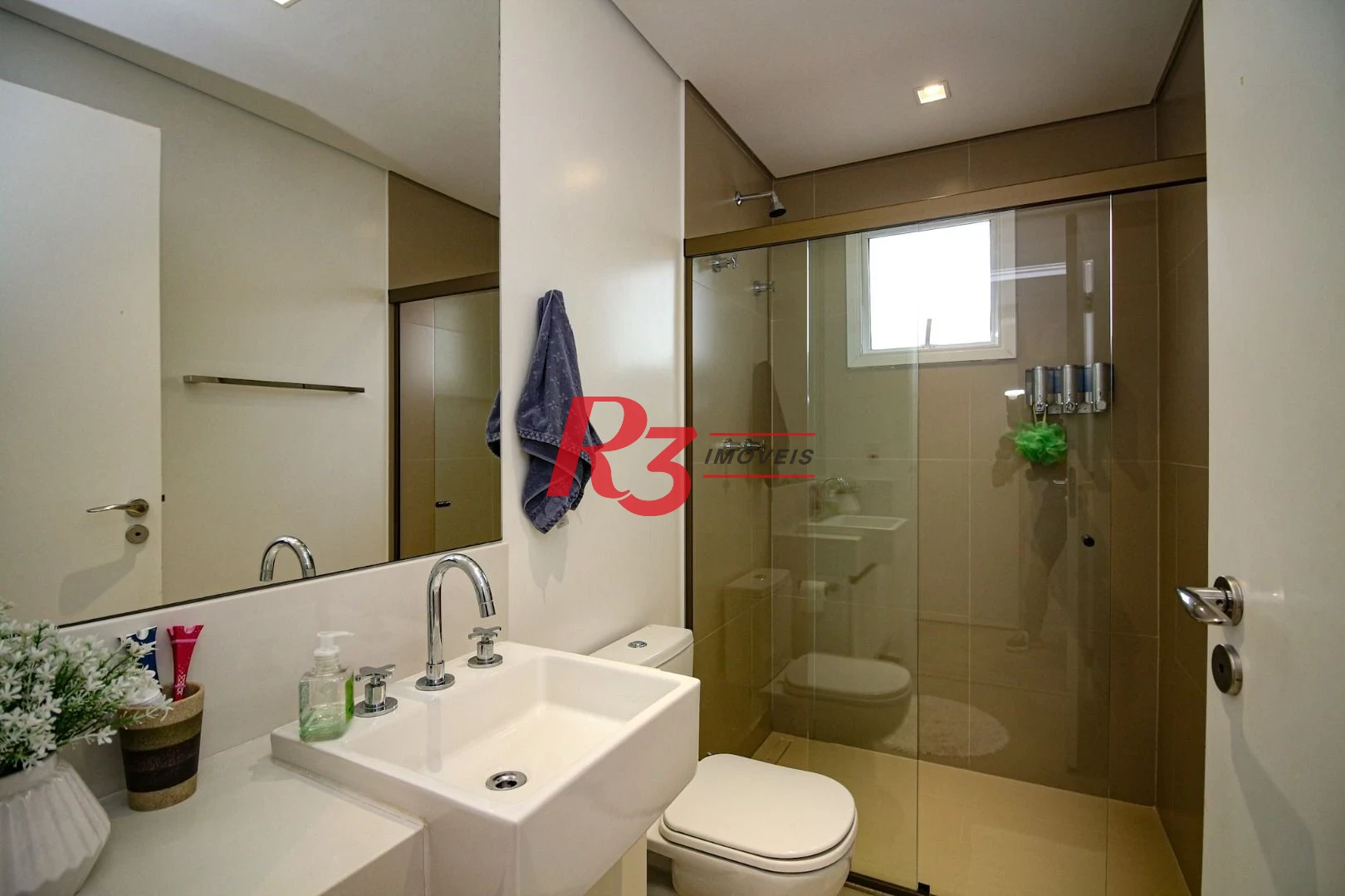 EXECLENTE APARTAMENTO NA APARECIDA, ÓTIMA LOCALIZAÇÃO, DIFERENCIADO COM DOUBLE SUÍTE NO QUARTO CASAL, VARANDA E PLANEJADOS