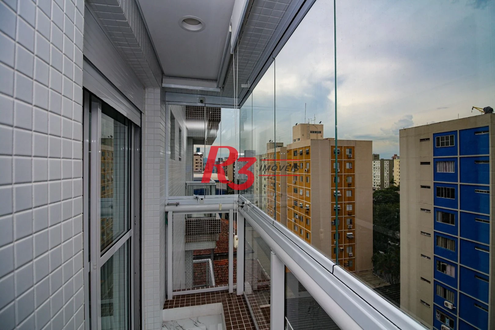 EXECLENTE APARTAMENTO NA APARECIDA, ÓTIMA LOCALIZAÇÃO, DIFERENCIADO COM DOUBLE SUÍTE NO QUARTO CASAL, VARANDA E PLANEJADOS